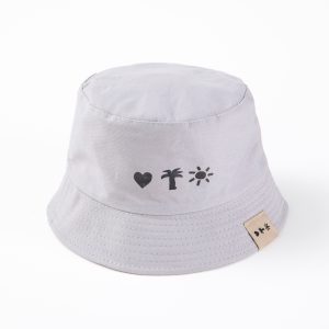 כובע רחב שוליים בצבע לבן, ממותג עם סמלי הכפר