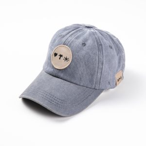 כובע מצחייה בצבע אפור ממותג עם סמלי הכפר