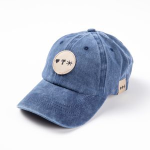 כובע מצחייה כחול ממותג עם סמלי הכפר