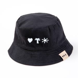 כובע שחור רחב שוליים ממותג עם סמלי הכפר
