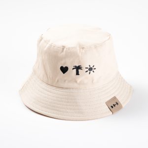 כובע רחב שוליים בצבע שמנת, ממותג עם סמלי הכפר