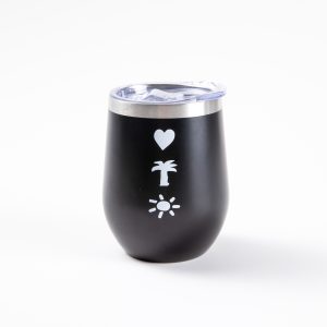 כוס תרמית שחורה ממותגת עם סמלי הכפר