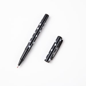 עט שחור עם נקודות בצבע לבן